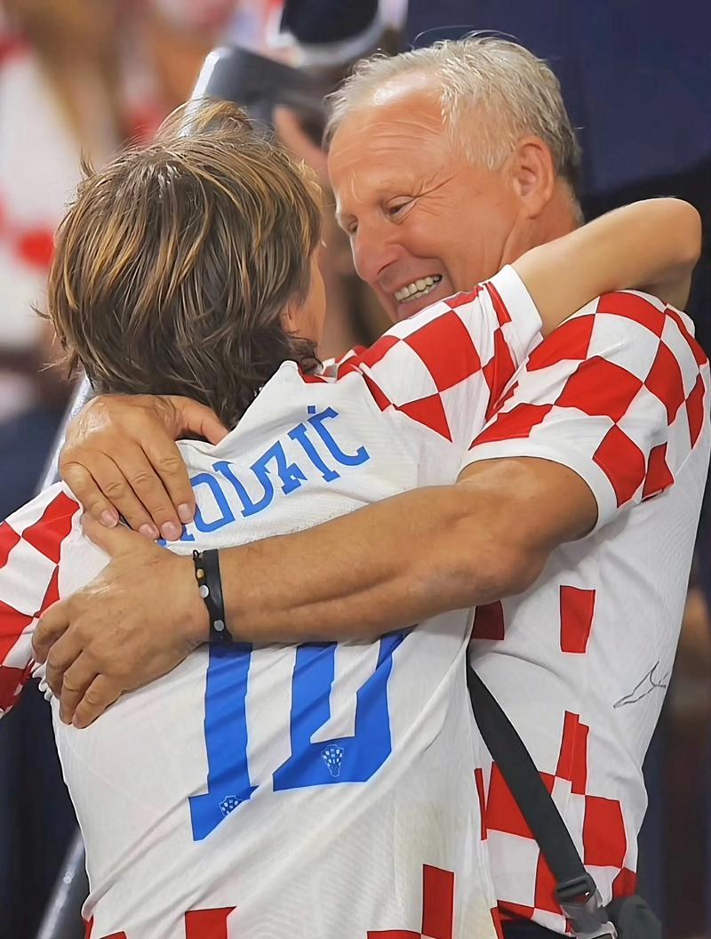 他第四节突然爆发，带队直接反超