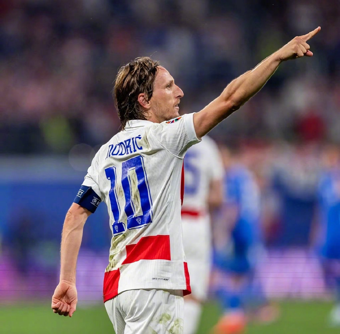 珀斯光荣vs西悉尼流浪者首发：巴巴洛塞斯领衔！塔加特、库尔在列